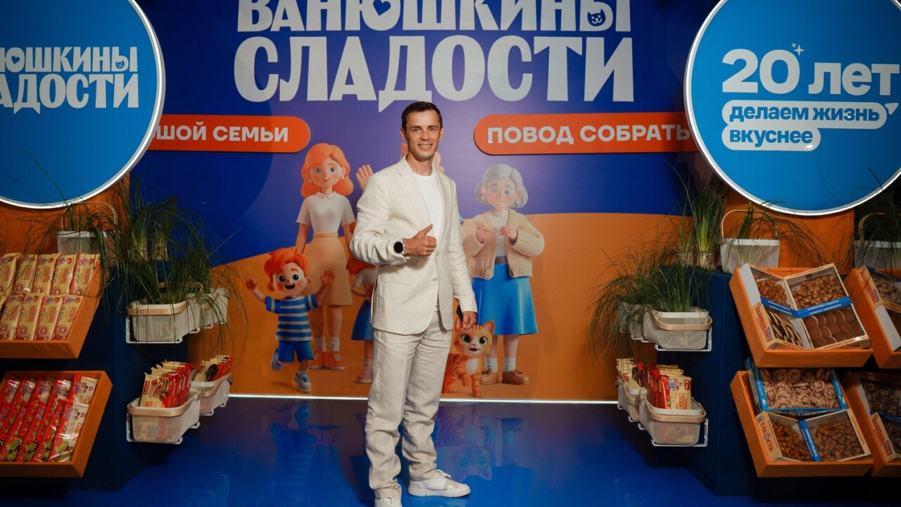 Иванам и Иваннам, родившимся в сентябре, решили подарить по 10 кг сладостей